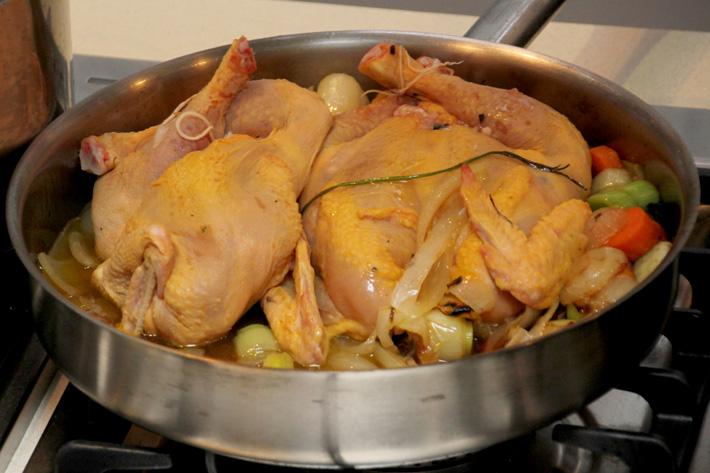 pollito relleno sobre las verduras